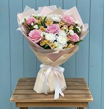 Букет цветов из:  Гвоздики, Орхидеи и Розы в Малмыже