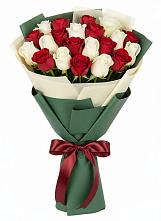Букет Микс из красных и белых роз в Малмыже