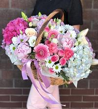 Композиция солнечный день в Малмыже Цветочная композиция из Розы, Хризантемы, Пионы и Лизиантусы в корзине в Малмыже