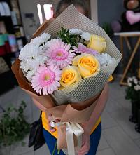 Букет цветов из:  Герберы, Розы и Хризантемы в Малмыже