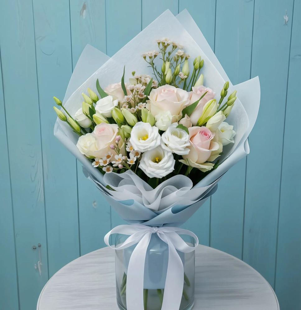 Букет цветов из: Розы и Лизиантусы в Малмыже