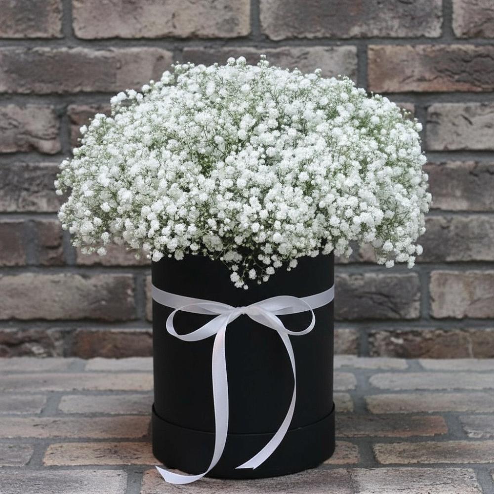 Цветочная композиция из Гипсофила в шляпной коробке в Малмыже