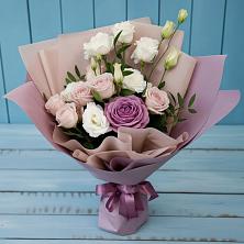 Букет цветов из:  Розы и Лизиантусы в Малмыже