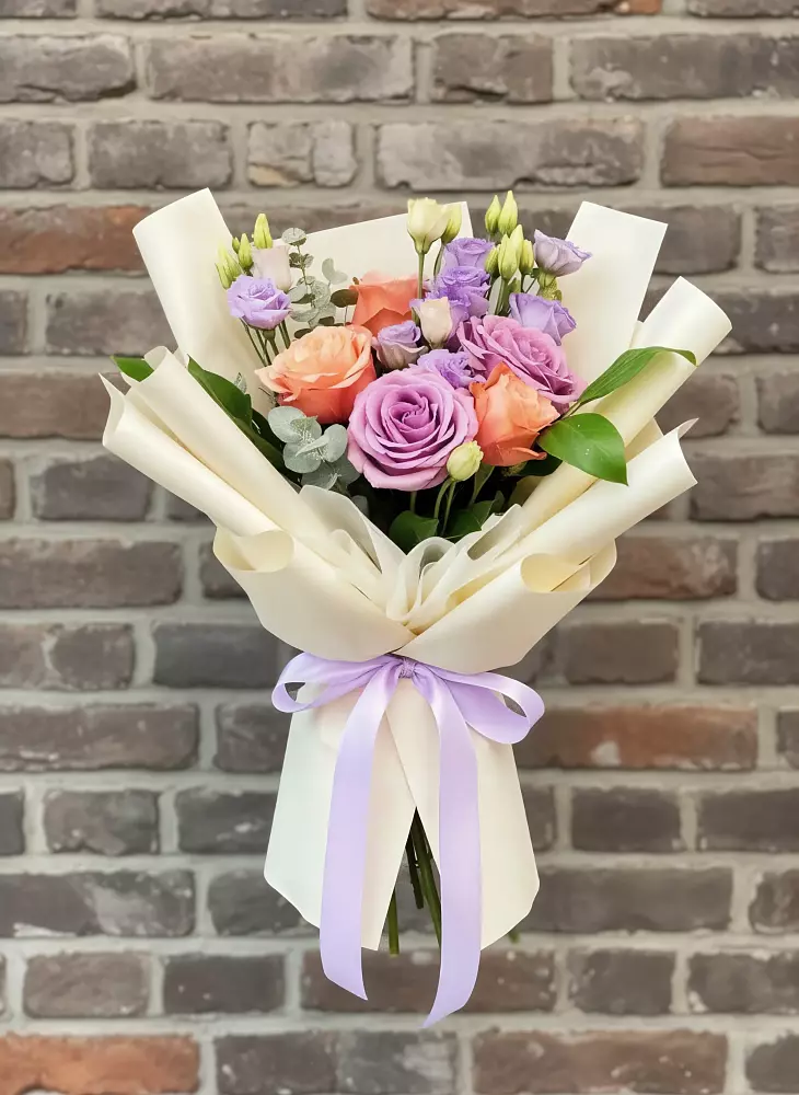 Букет цветов из: Лизиантусы и Розы в Малмыже