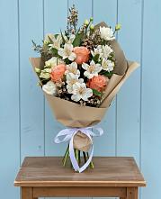 Букет цветов из:  Альстромерии, Лизиантусы, Розы и Хризантемы в Малмыже