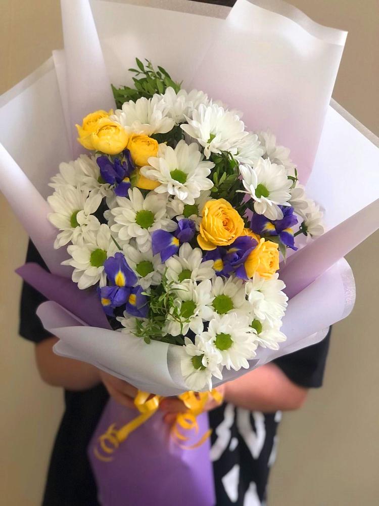 Букет цветов из: Ирисы, Хризантемы и Розы в Малмыже