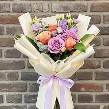 Букет цветов из:  Лизиантусы и Розы в Малмыже