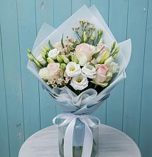 Букет цветов из:  Розы и Лизиантусы в Малмыже