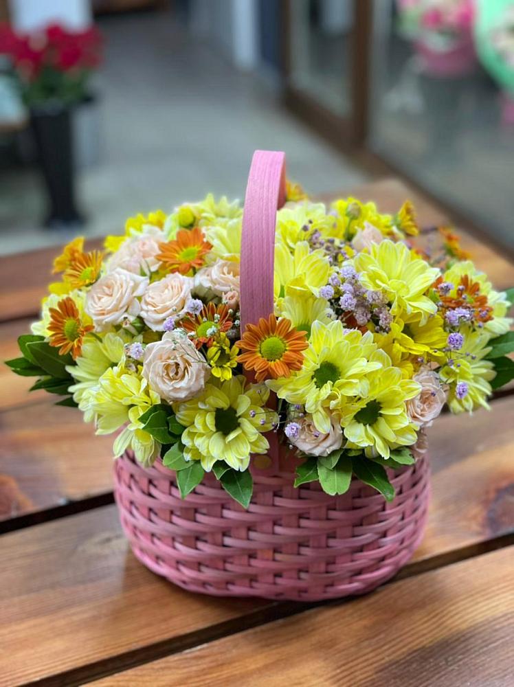 Цветочная композиция из Хризантемы и Розы в корзине в Малмыже