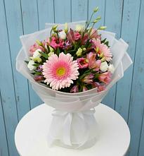 Букет цветов из:  Герберы, Альстромерии и Лизиантусы в Малмыже