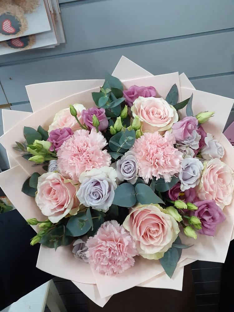 Букет цветов из: Розы, Гвоздики и Лизиантусы в Малмыже