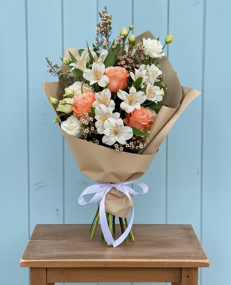 Букет цветов из: Альстромерии, Лизиантусы, Розы и Хризантемы в Малмыже