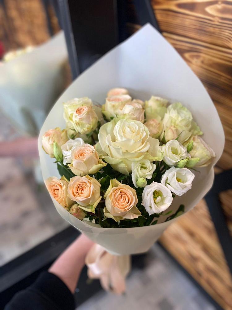 Букет цветов из: Розы и Лизиантусы в Малмыже