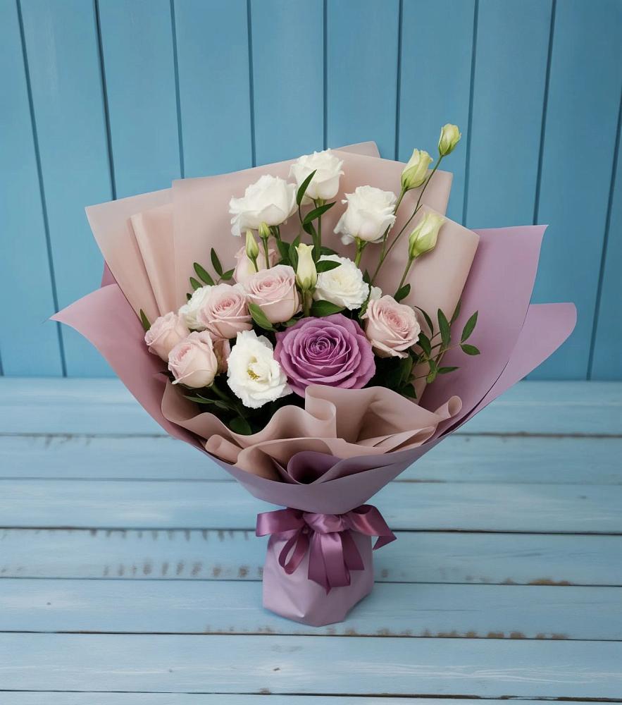 Букет цветов из: Розы и Лизиантусы в Малмыже